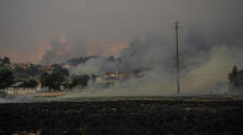 Ein Lauffeuer brennt den Wald in der Umgebung des Dorfes Colmeias in der Gemeinde Leiria nieder. Foto: epa/Paulo Cunha