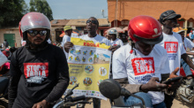 Motorradfahrer nehmen an einer von der Weltgesundheitsorganisation (WHO) organisierten Aufklärungskampagne zur Bekämpfung von Ebola teil. Foto: Moses Sawasawa/Ap/dpa