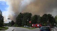 Dichter Rauch steigt über einem Waldbrand im Osten Polens auf. Das Feuer breitete sich auf rund 250 Hektar aus. Foto: epa/Wojtek Jargilo