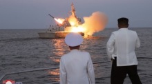 Nordkoreas Führer Kim Jong Un inspiziert die KPA-Flottille. Foto: epa/Kcna Editorial Use Only
