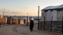Vertriebene Palästinenser holen an einer Wasserstation in Chan Junis Wasser. Im Gazastreifen verschärfen anhaltende Engpässe die Versorgungslage. Foto: Haitham Imad/epa