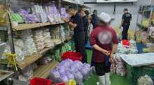 Beamte der Verbraucherschutzpolizei und weiterer Behörden überprüfen Produkte und Unterlagen während der Durchsuchung der Fleischfabrik. Bild: FDA Thailand