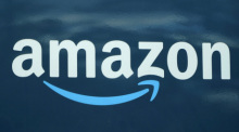 Ein Amazon-Logo auf einem Lieferwagen. (zu dpa: «Amazon: Mehr als sieben Millionen gefälschte Artikel. Foto: Steven Senne/Ap/dpa