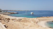 Menschenleer ist der Badestrand von Hurghada. Unweit des ägyptischen Badeorts Hurghada ist eine Österreicherin nach einem Hai-Angriff gestorben. Foto: Marcel Lauck/dpa