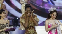 Die US-Amerikanerin Midori Monet jubelt nach ihrem Sieg bei der Wahl zur Miss International Queen 2025 im Tiffany's Show Theatre in Pattaya. Foto: epa/Narong Sangnak