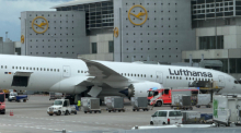 Eine Lufthansa-Maschine "Dreamliner " liegt auf dem Bug vor einem Terminal am Frankfurter Flughafen, nachdem das Bugfahrwerk eingeknickt war. Mitarbeiter wurden bei dem Vorfall verletzt. Foto: Mike Seeboth/dpa