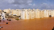 Straßen sind nach dem Sturm "Danial" überflutet. Es wird erwartet, dass die Zahl der Opfer weiter steigen wird. Nach heftigen Unwettern in Libyen befürchtet die Regierung im Landesosten Tausende Tote. Foto: Libya Almasar TV/Ap/dpa