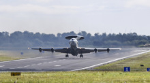 Ein Awacs-Flugzeug (Englisch für "Airborne warning and control system“) startet am Nato-Flugplatz in Geilenkirchen. Foto: Christoph Reichwein/dpa