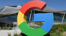Das Logo von Google ist neben einem Gebäude der Konzernzentrale zu sehen. Foto: Andrej Sokolow/dpa