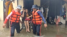 Wachpersonal bei der Evakuierung eines Bewohners aus einem überfluteten Haus in der Stadt Plaridel. Foto: EPA-EFE/Philippine Coast Guard