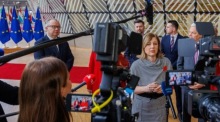 Vera Jourova (vorne, C) spricht mit der Presse während der Tagung des EU-Rates für Allgemeine Angelegenheiten in Brüssel. Foto: epa/Olivier Matthys