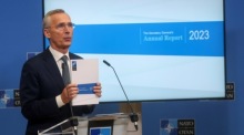 NATO-Generalsekretär Stoltenberg stellt den Jahresbericht für 2023 vor. Foto: epa/Olivier Hoslet