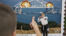 Mehr anzeigen10:27Claude hat geantwortet: Ukrainer posieren vor einem Kunstwerk, das Explosionen auf der Kertsch-Brücke zeigt, im Zentrum von Kiew.Ukrainer posieren vor einem Kunstwerk, das Explosionen auf der Kertsch-Brücke zeigt, im Zentrum von Kiew