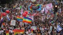 Teilnehmer marschieren bei der jährlichen Gay-Pride-Parade in Jerusalem. Foto: epa/Abir Sultan