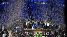 Spieler der Oklahoma City Thunder feiern den Gewinn der NBA-Finals nach dem entscheidenden Sieg in Spiel 7 gegen die Indiana Pacers Foto: epa/Manuela Soldi