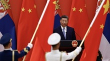 Chinas Staatschef Xi Jinping nimmt an der Verleihung der Freundschaftsmedaille in der Großen Halle des Volkes in Peking teil. Foto: EPA/Tingshu Wang/pool