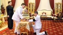 Seine Majestät der König und Ihre Majestät die Königin überreichen im Dusit-Palast königliche Blumengaben für die Visakha-Bucha-Feierlichkeiten 2026. Bild: NBT World