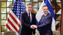 US-Außenminister Antony Blinken (L) und der israelische Staatspräsident Isaac Herzog geben sich bei einem Treffen in Tel Aviv die Hand. Foto: epa/Abir Sultan/ Pool