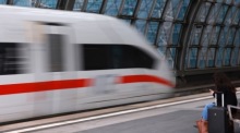 Ein ICE-Zug der Deutschen Bahn verlässt den Berliner Hauptbahnhof. Die Bahn stellte bei ihrer Jahresbilanz die aktuellen Geschäftszahlen vor. Foto: EPA/Clemens Bilan
