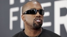 Rapper Kanye West posiert auf dem roten Teppich der Grammy Awards in Los Angeles. Foto: EPA/Allison Dinner