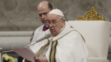 Papst Franziskus nimmt an der Christmette im Petersdom im Vatikan teil. Foto: Gregorio Borgia/Ap/dpa