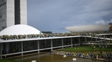 Bolsonaro-Anhänger stürmen den Nationalkongress in Brasilia. Foto: epa/Andre Borges