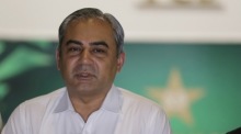 Mohsin Naqvi spricht in Lahore vor Medien über den Handschlag-Streit beim Asia Cup und betont die Trennung von Sport und Politik. Foto: epa/Rahat Dar