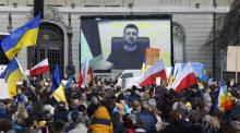 Der ukrainische Präsident Wolodymyr Zelensky wird während einer Demonstration gegen den russischen Einmarsch in der Ukraine vor dem Bundeshaus in Bern auf einer Leinwand gezeigt. Foto: epa/Peter Klaunzer