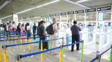 Reisende nutzen die neuen automatisierten Passkontrollschleusen im Abflugbereich des internationalen Flughafens Phuket. Foto: Phuket Airport