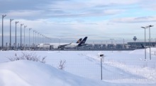 Ein Flugzeug der Lufthansa parkt mitten im Schnee auf dem Flughafen München. Foto: epa/Anna Szilagyi