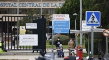 Vor dem Gomez-Ulloa-Krankenhaus in Madrid werden Passagiere der MV Hondius nach einem bestätigten Hantavirus-Fall medizinisch überwacht. Foto: EPA/Rodrigo Jimenez