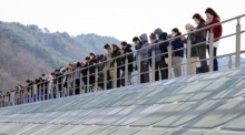 Menschen halten in Miyako eine Schweigeminute zum 15. Jahrestag des schweren Erdbebens und Tsunamis von 2011 in Nordostjapan. Foto: epa/Jiji Press