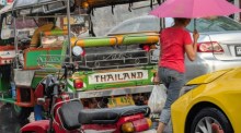Menschen mit Regenschirmen unterwegs in Bangkok: Der Wetterdienst erwartet in der Hauptstadt sowie in vielen weiteren Regionen Thailands Gewitter, Starkregen und starke Windböen. Foto: Rafael Ishkhanyan/Unsplash