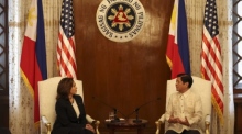 Der philippinische Präsident Ferdinand „Bongbong“ Marcos (r.) begrüßt die US-Vizepräsidentin Kamala Harris (l.) während eines Treffens im Präsidentenpalast Malakanang in Manila, Philippinen, 21. November 2022. Foto: epa-efe/Eloisa Lopez