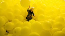 Der Künstler Martin Creed steht während eines Presserundgang zu seiner Ausstellung «I don’t know what art is» zwischen 2500 aufgeblasenen, gelben Ballons im Museum für Konkrete Kunst. Foto: Peter Kneffel/dpa