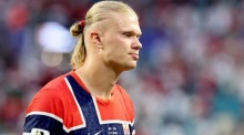 Norwegens Erling Haaland verlässt nach der 1:2-Niederlage gegen England im WM-Viertelfinale enttäuscht den Platz. Foto: Ronald Wittek/epa