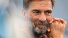 Fußball, DFB, Nationalmannschaft, Pk zur Vorstellung des neuen Bundestrainers, Jürgen Klopp lächelt bei einer Pressekonferenz. Foto: Florian Wiegand/dpa