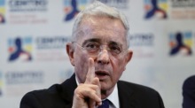 Kolumbiens Ex-Präsident Álvaro Uribe Vélez spricht in Bogotá, wo er im Zusammenhang mit dem Massaker von El Aro vor der Staatsanwaltschaft aussagte. Foto: epa/Carlos Ortega