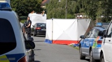 Polizeikräfte sichern den Fundort im Bremer Ortsteil Fähr-Lobbendorf nach dem gewaltsamen Tod eines Mannes und einer Frau. Foto: dpa/Hüneke