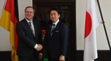 Treffen der Verteidigungsminister Japans und Deutschlands. Foto: epa/David Mareuil