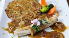 Schweinsbratwurst mit feiner Zwiebelsauce, goldbraunem Rösti und Buttergemüse. Fotos: Jaybee'Swiss