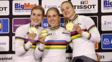 Die deutschen Fahrerinnen Pauline Sophie Grabosch (l-r), Emma Hinze und Lea Friedrich zeigen ihre Goldmedaillen. Foto: Will Matthews/Pa Wire/dpa