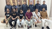 Die Einwanderungspolizei von Chonburi präsentierte die sechs festgenommenen Verdächtigen nach Abschluss der Operation. Bild: TMN.TV