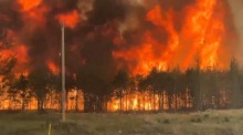 Ein gewaltiges Feuer breitet sich nordwestlich der Stadt The Pas in Manitoba aus – Tausende wurden evakuiert, der Notstand wurde ausgerufen. Foto: epa/Government Of Manitoba