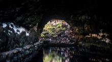 Ein von Lavaströmen geschaffener Tunnel, die vor etwa 21 000 Jahren aus dem Vulkan La Corona in Haria auf der Insel Lanzarote austraten. Foto: epa/Javier Fuentes