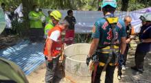 Rettungskräfte bereiten den Einsatz an einem rund sechs Meter tiefen Brunnen in einer Palmplantage im Bezirk Khura vor. Bild: Newshawk Phuket
