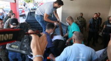 Ein Verletzter wird in ein Krankenhaus eingeliefert, nachdem mindestens 20 Menschen bei einem Polizei-Einsatz in der Favela Vila Cruzeiro ums Leben gekommen sind. Foto: Jose Lucena/Thenews2 Via Zuma Press Wire