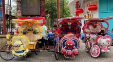 In Malakka können Touristen Geschichte der Stadt inmitten eines Rauschs aus Plüschtieren und Plastikrosen erkunden. Foto: Carola Frentzen/dpa