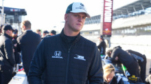 Der Rennfahrer Mick Schumacher in der Boxengasse, als er an einem Test auf dem Indianapolis Motor Speedway teilnimmt. Foto: Michael Conroy/Ap/dpa