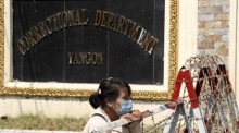 Eine Frau wartet vor den Toren des Insein-Gefängnisses in Yangon auf die Freilassung begnadigter Häftlinge. Foto: epa/Stringer